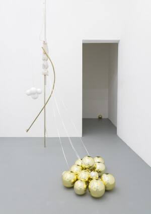 Nina Azoulay, Oh oh oh oh oh oh, is the world still spinnin’ round, boules de Noël, tringles, anneaux, coussin, polystyrène, élastiques, cuivre, houzeaux, fils, poignées, 2024.