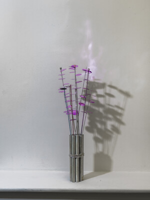 Nina Azoulay, Bouquet, aiguilles à tricoter, paillettes, métal, élastique, 2024.