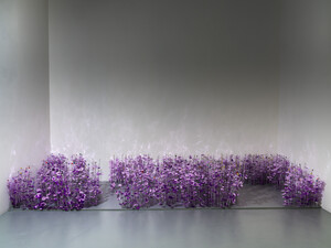 Nina Azoulay, La ballade d'Ariel, Jacquard, épingles, strass, LED, tissu PVC, molleton, tissu polyester, houzeaux, 2025.