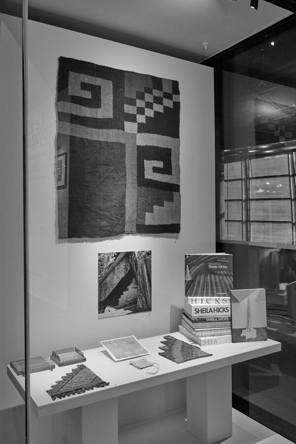 Vue de l'exposition « Le fil voyageur. Raconté par Sheila Hicks et Monique Lévi-Strauss », musée du quai Branly – Jacques Chirac, 30 septembre 2025 – 3 mars 2026.