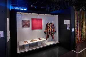 Vue de l'exposition « Le fil voyageur. Raconté par Sheila Hicks et Monique Lévi-Strauss », musée du quai Branly – Jacques Chirac, 30 septembre 2025 – 3 mars 2026.