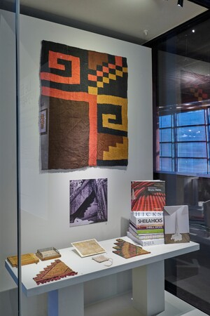 Vue de l'exposition « Le fil voyageur. Raconté par Sheila Hicks et Monique Lévi-Strauss », musée du quai Branly – Jacques Chirac, 30 septembre 2025 – 3 mars 2026.