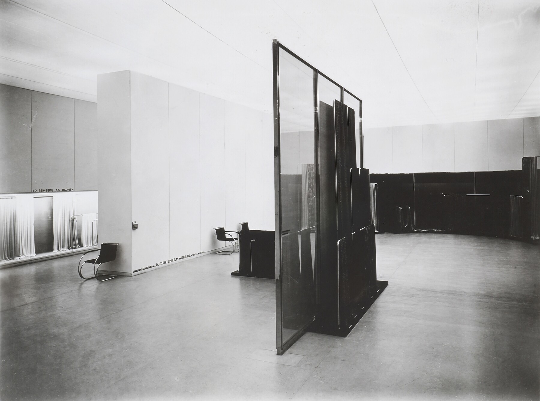 Studio photographique Williams & Meyer Co, vue intérieure de l’exposition de l’industrie textile allemande à l’Exposition internationale de Barcelone, 1929-1930.