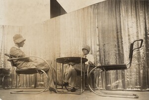 Vue intérieure de deux femmes assises dans des fauteuils conçus par Mies van der Rohe près d’une table de Marcel Breuer au café Samt und Seide de Lilly Reich, Berlin, 1927.