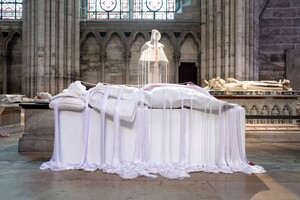 Vue de l’exposition personnelle de Jeanne Vicerial Gisant·e·s une Re-Naissance, Saint-Denis, basilique Saint-Denis, 1er – 31 décembre 2022. Production Centre des monuments nationaux, dans le cadre du programme de soutien à la création artistique Mondes nouveaux.