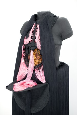 Jeanne Vicerial, Vénus ouverte : Dans le creux de leur ventre, des fleurs poussent, 2020. Sculpture vestimentaire anatomique réalisée avec les fleurs cueillies puis séchées des jardins de l’Académie de France — Villa Médicis durant le confinement 2020.